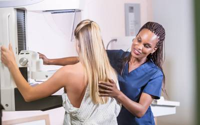 Não deve fazer mamografia logo após toma da vacina contra COVID-19