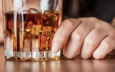 Consumo frequente de álcool eleva risco de cancro gastrointestinal
