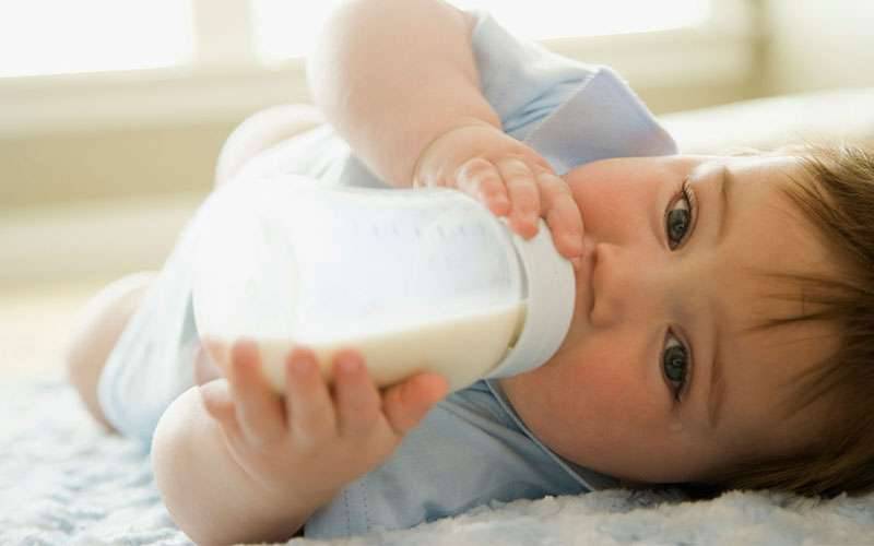 Cuidadores estão a fornecer leite não recomendado a crianças pequenas