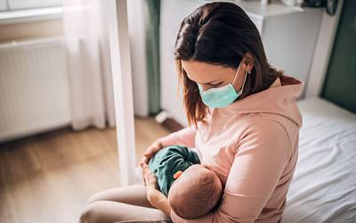 COVID-19: Anticorpos transmitidos por leite materno protegem bebés