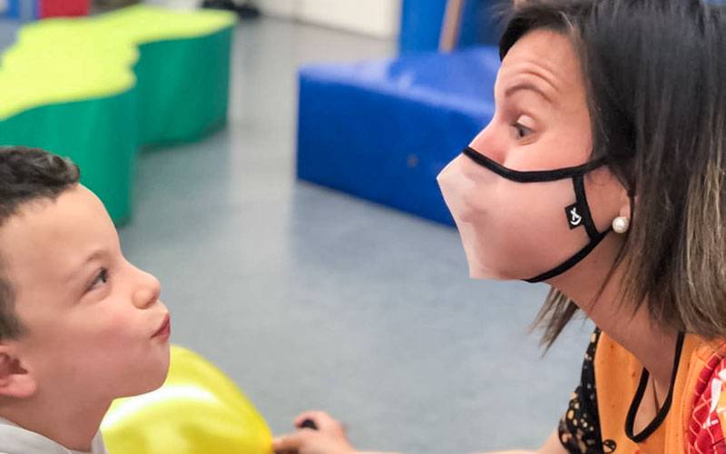 Máscaras transparentes facilitam regresso inclusivo às aulas