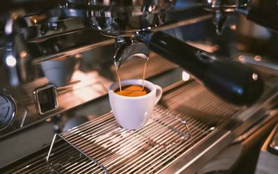 Cafeína: sabe quantos cafés pode beber por dia?