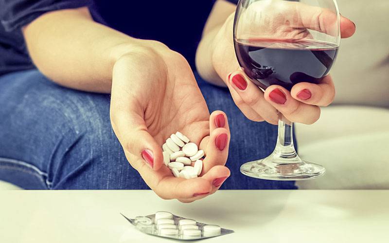 Conheça os medicamentos que nunca deve misturar com álcool