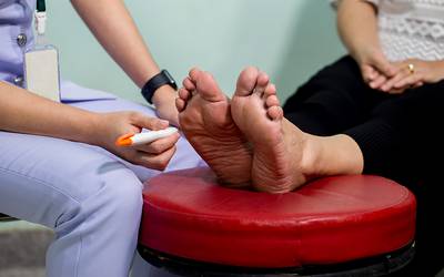 Diabetes: os sinais de alerta nos pés que não deve ignorar