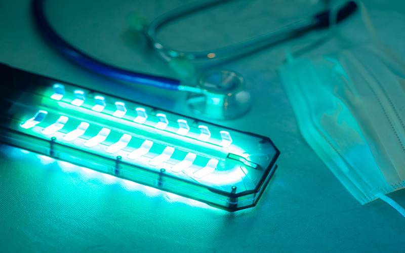 Lâmpada de luz ultravioleta elimina bactérias do ar em minutos