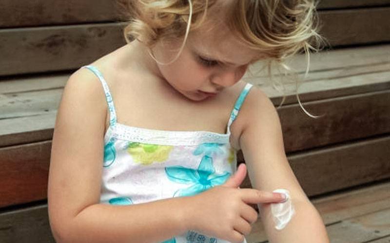 Cientistas analisam efeitos de hidratantes em crianças com eczema