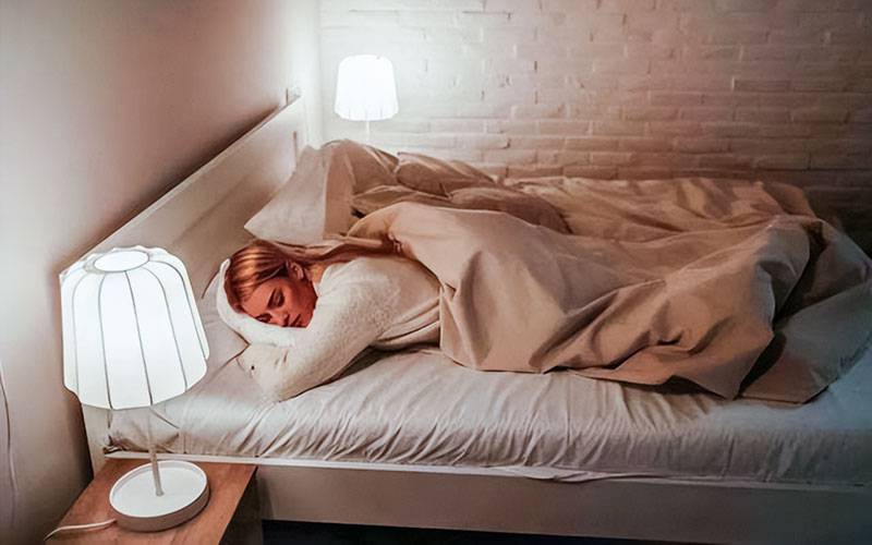 Dormir com a luz acesa tem impacto na saúde