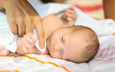 Bebés desenvolvem habilidades de linguagem horas após nascimento