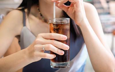 Saiba que bebidas evitar para manter o fígado saudável