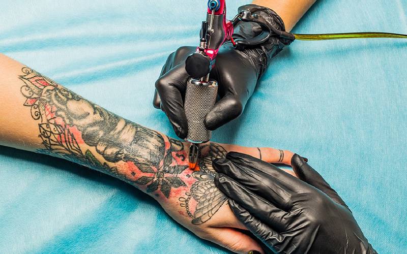 Tatuagens: algumas tintas têm perigo comprovado pela ciência