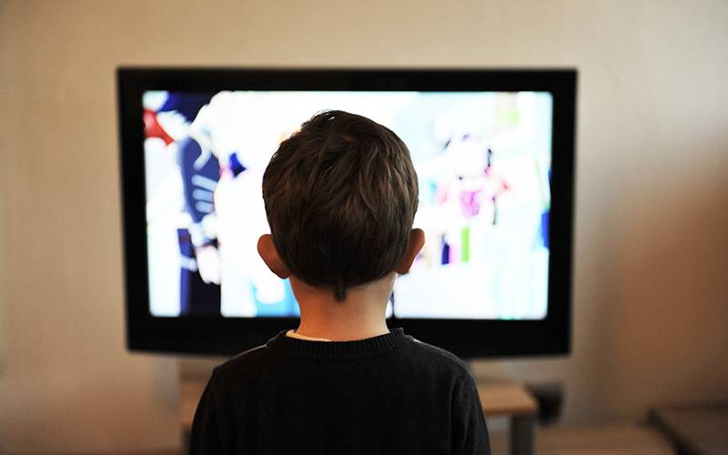 Ver demasiada televisão prejudica saúde física e mental