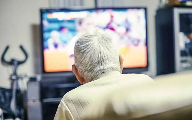 Ver televisão pode aumentar risco de demência em idosos