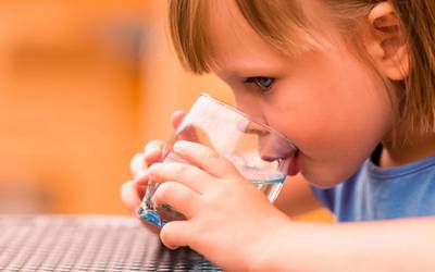Estudo revela benefícios da fluoretação da água para as crianças