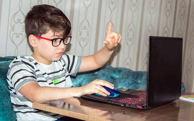 Novo tratamento online pode ajudar crianças com tiques