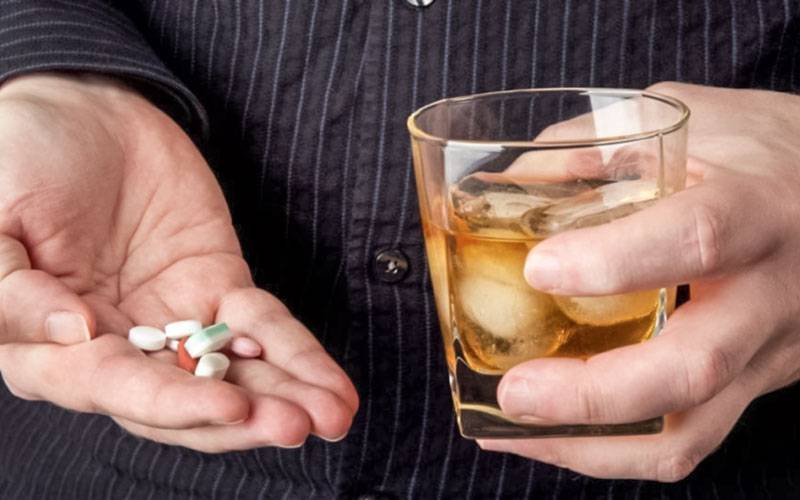 Misturar antibióticos com álcool: conheça os riscos