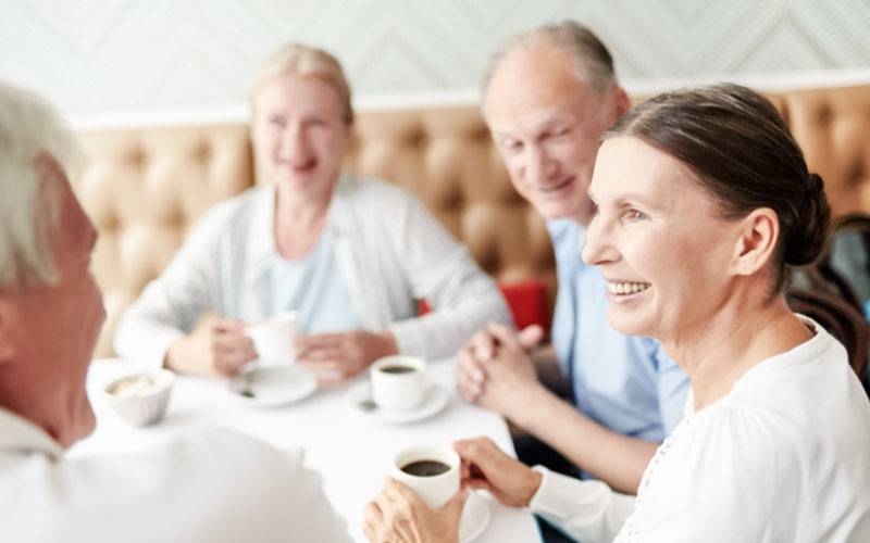 Socializar com frequência aumenta expetativa de vida dos idosos