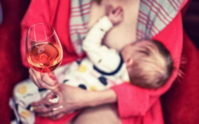 Beber álcool durante a amamentação afeta saúde dos recém-nascidos