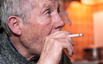Idosos em isolamento social têm maior propensão para fumar