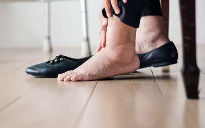 Como evitar pés e tornozelos inchados em viagem