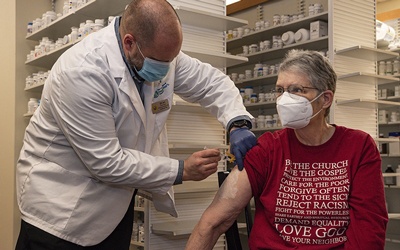 Vacinas contra Covid-19 e gripe serão administradas nas farmácias