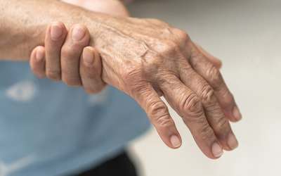 Novo exame de sangue deteta um indicador chave de Parkinson