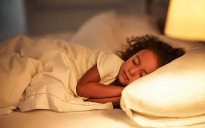 Será a melatonina segura para ajudar as crianças a dormir bem?
