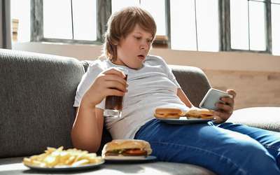 Adolescentes LGBTQ+ têm o dobro do risco de compulsão alimentar