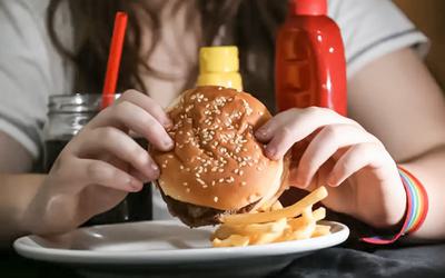 Estados emocionais influenciam o que os adolescentes comem