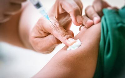 Vacinas funcionam melhor se se alternarem os braços nas injeções
