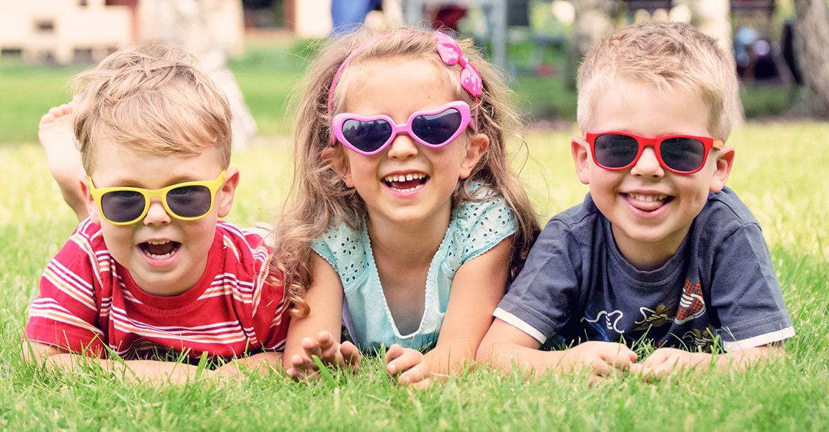 Crianças precisam mais de óculos de sol do que os adultos