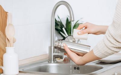 Com que frequência lava a sua garrafa de água reutilizável?