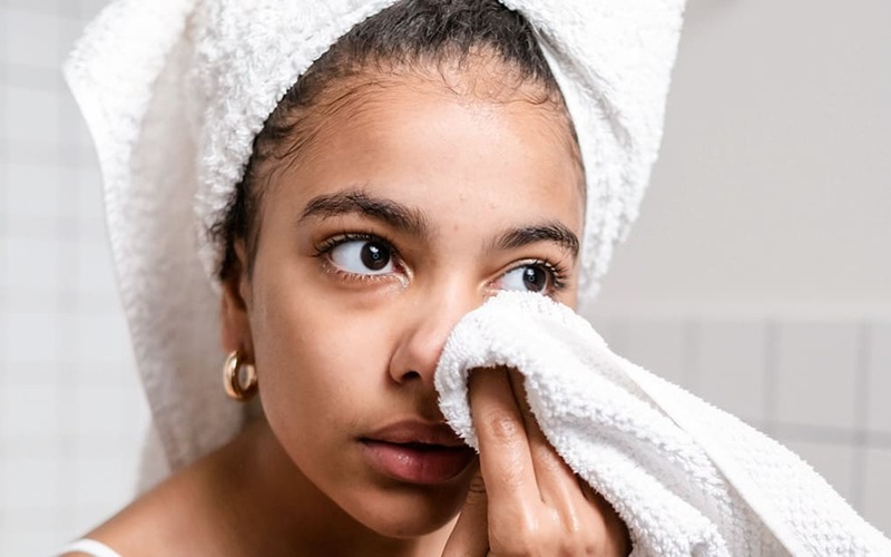 Utiliza a toalha do corpo para secar o rosto? Mas não devia Utiliza a toalha do corpo para secar o rosto? Mas não devia