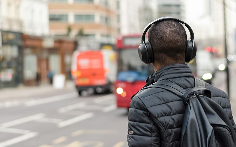 Uso de fones com cancelamento de ruído tem impacto na saúde Uso de fones com cancelamento de ruído tem impacto na saúde
