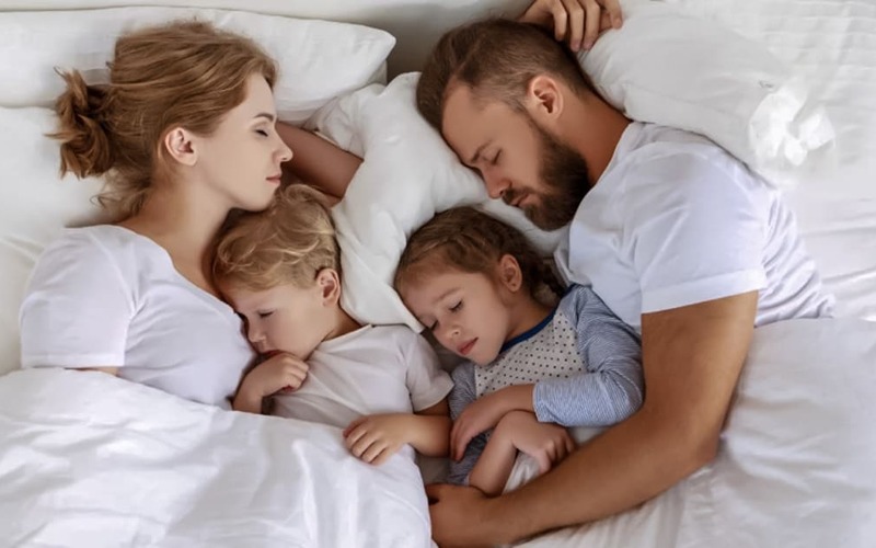 Estudo revela que metade dos pais dorme com os filhos Estudo revela que metade dos pais dorme com os filhos