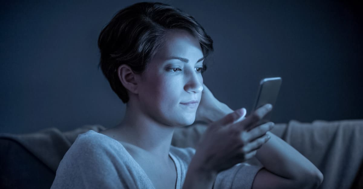 Notícias - Luz azul emitida pelos telemóveis envelhece-nos