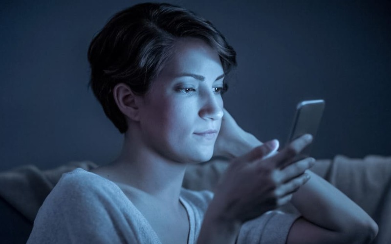 Luz azul emitida pelos telemóveis envelhece-nos Luz azul emitida pelos telemóveis envelhece-nos