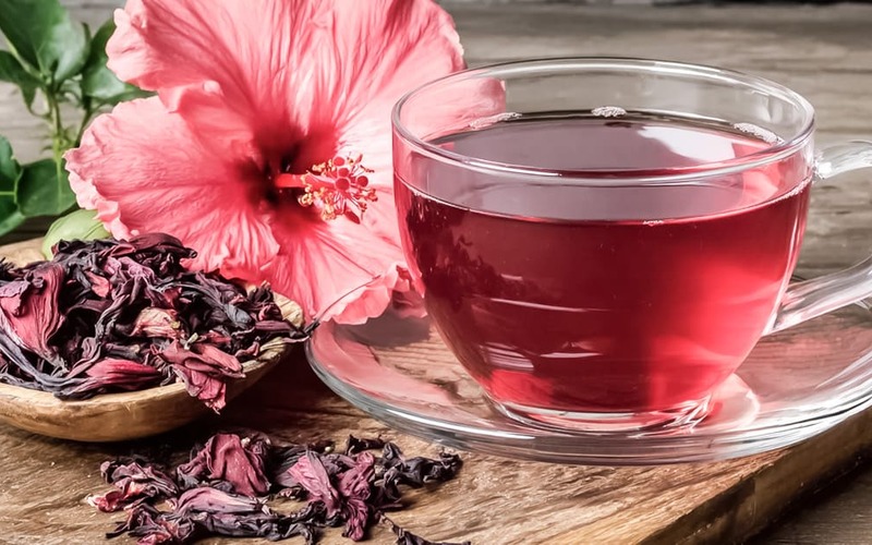 Chá de hibisco é das bebidas com maior número de benefícios Chá de hibisco é das bebidas com maior número de benefícios