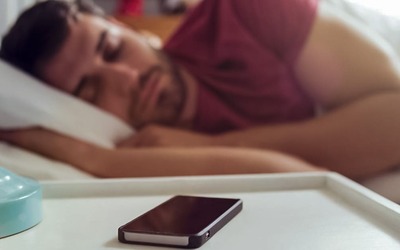 Dormir com o telemóvel afeta o corpo mais do que se imagina