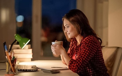 Beber café à noite eleva impulsividade, especialmente em mulheres