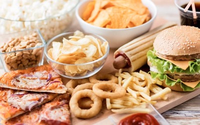 Dieta rica em ultraprocessados eleva risco de cancro do pulmão