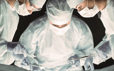 Estudo sugere que cirurgiões correm maior risco de cancro