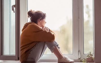 Estudo sugere que solidão duplica risco de dor física