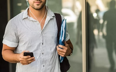 Caminhar com o telemóvel desvia a atenção e altera a postura