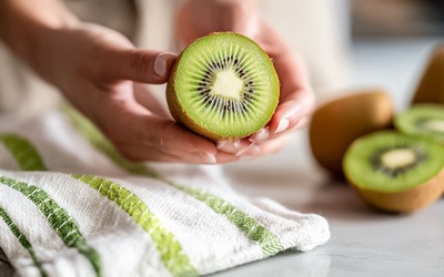 Descasca o quivi antes de o comer? Não sabe o que está a perder