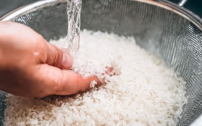 Deve-se lavar o arroz antes de o cozinhar?