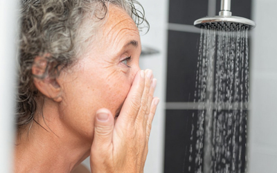 Idosos não devem tomar banho todos os dias