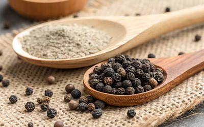 Adicionar pimenta preta ao café melhora a absorção de nutrientes