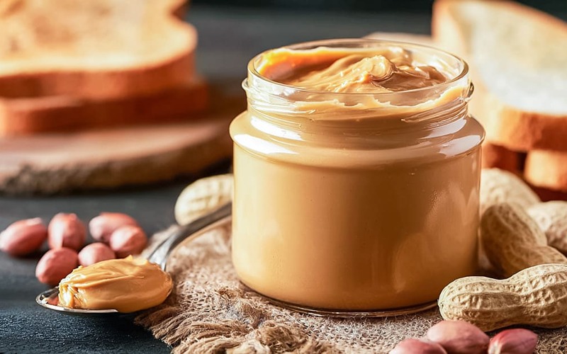 Manteiga de amendoim tem múltiplos benefícios para a saúde Manteiga de amendoim tem múltiplos benefícios para a saúde
