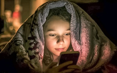 Ter um smartphone na adolescência prejudica saúde mental e física