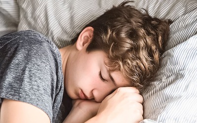 Dormir até mais tarde nos fins de semana beneficia saúde mental